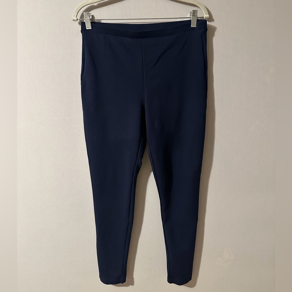 Chico's Women’s Navy Blue Fabulously Slimming Leggings pants. Size 1- US M8